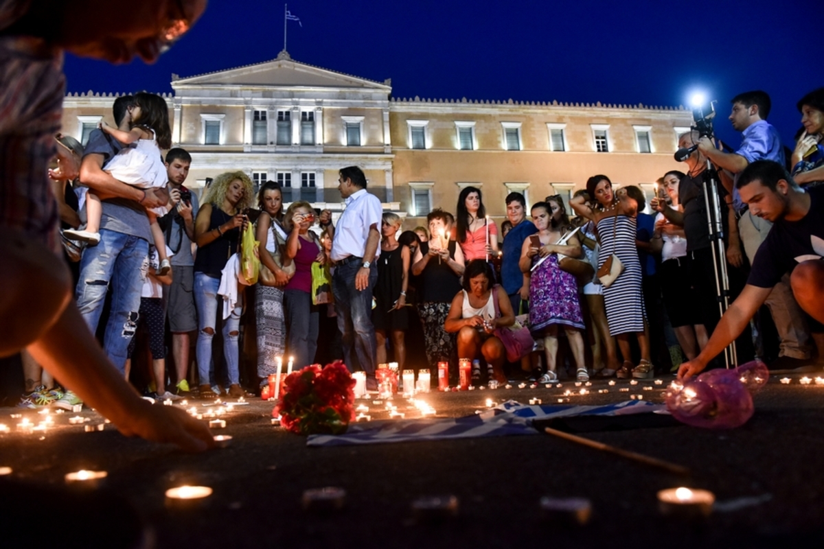 Φωτιές Αττική: Συγκλονίζουν οι εικόνες από τη συγκέντρωση μνήμης για τα θύματα στο Σύνταγμα [pics]