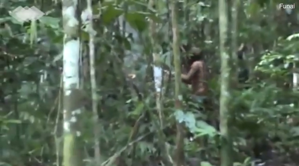 Σπάνια πλάνα! Αυτός είναι ο τελευταίος επιζών φυλής του Αμαζονίου – Τους σκότωσαν αγρότες