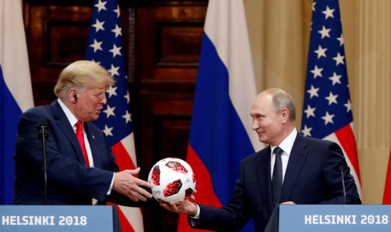 Απίστευτο!  Η μπάλα που δώρισε ο Πούτιν στον Τραμπ είχε πομπό τσιπάκι