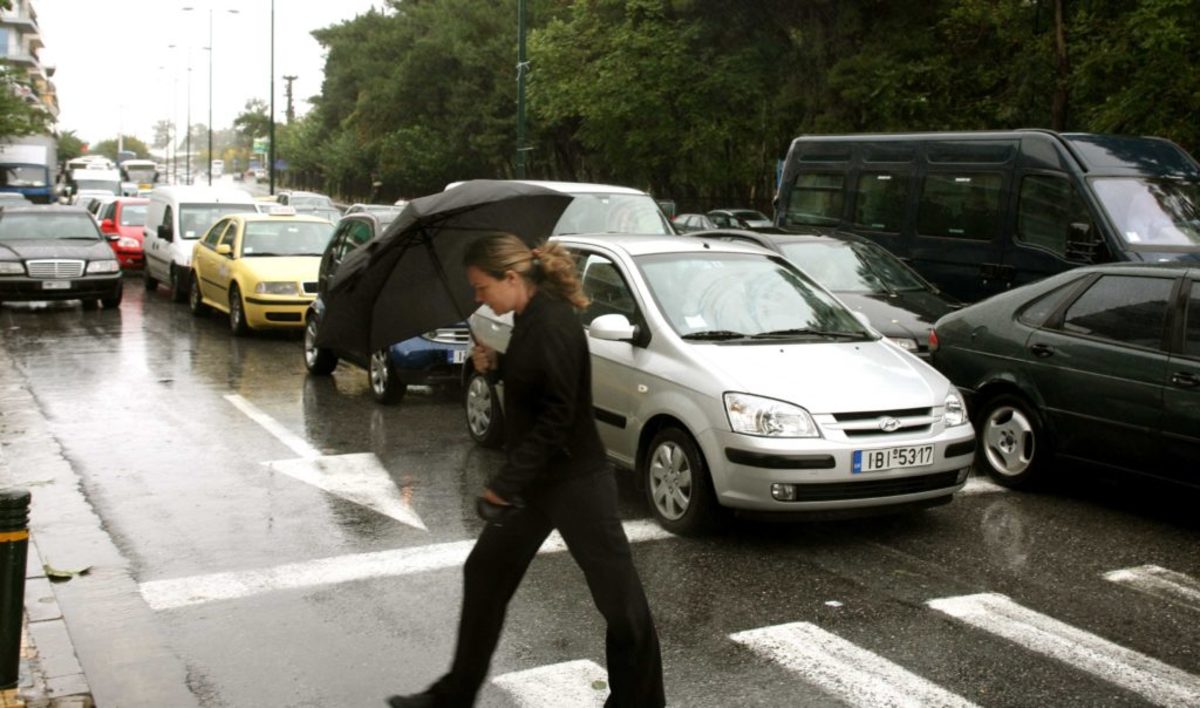 Καιρός: Χαλάει με βροχές, καταιγίδες και βουτιά της θερμοκρασίας την Τρίτη – Αναλυτική πρόγνωση