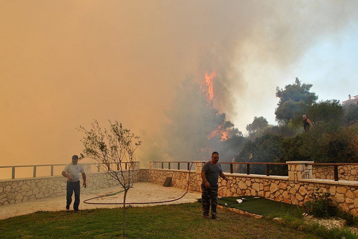 Πύρινα μέτωπα καίνε τη Ζάκυνθο – Κινδυνεύουν άνθρωποι – Σε εξέλιξη επιχείρηση διάσωσης
