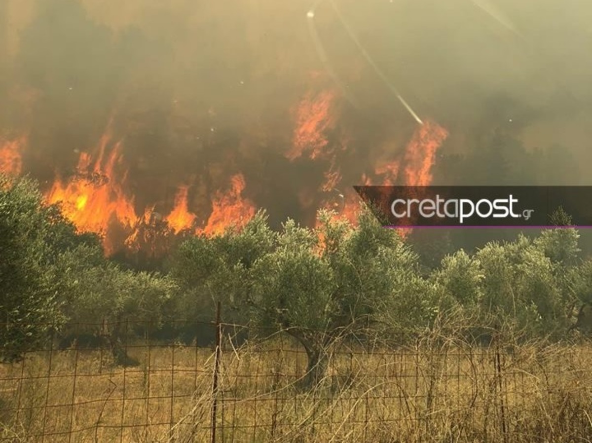 Θεριεύει η φωτιά στην Κρήτη – Πλησιάζει σπίτια [pics]