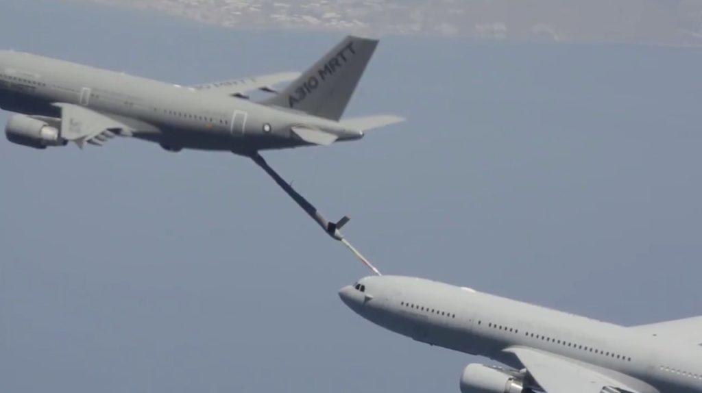 Εικόνες δέους από την παγκόσμια πρώτη: Εναέριος ανεφοδιασμός μεγάλου αεροσκάφους