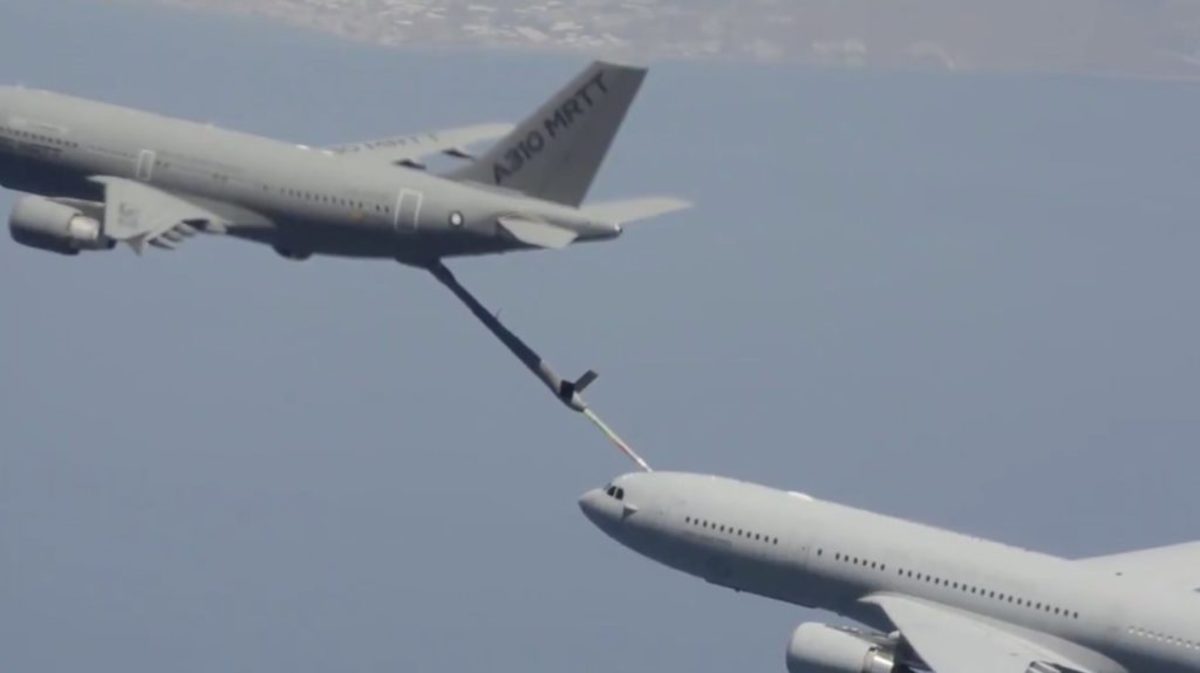 Εικόνες δέους από την παγκόσμια πρώτη: Εναέριος ανεφοδιασμός μεγάλου αεροσκάφους