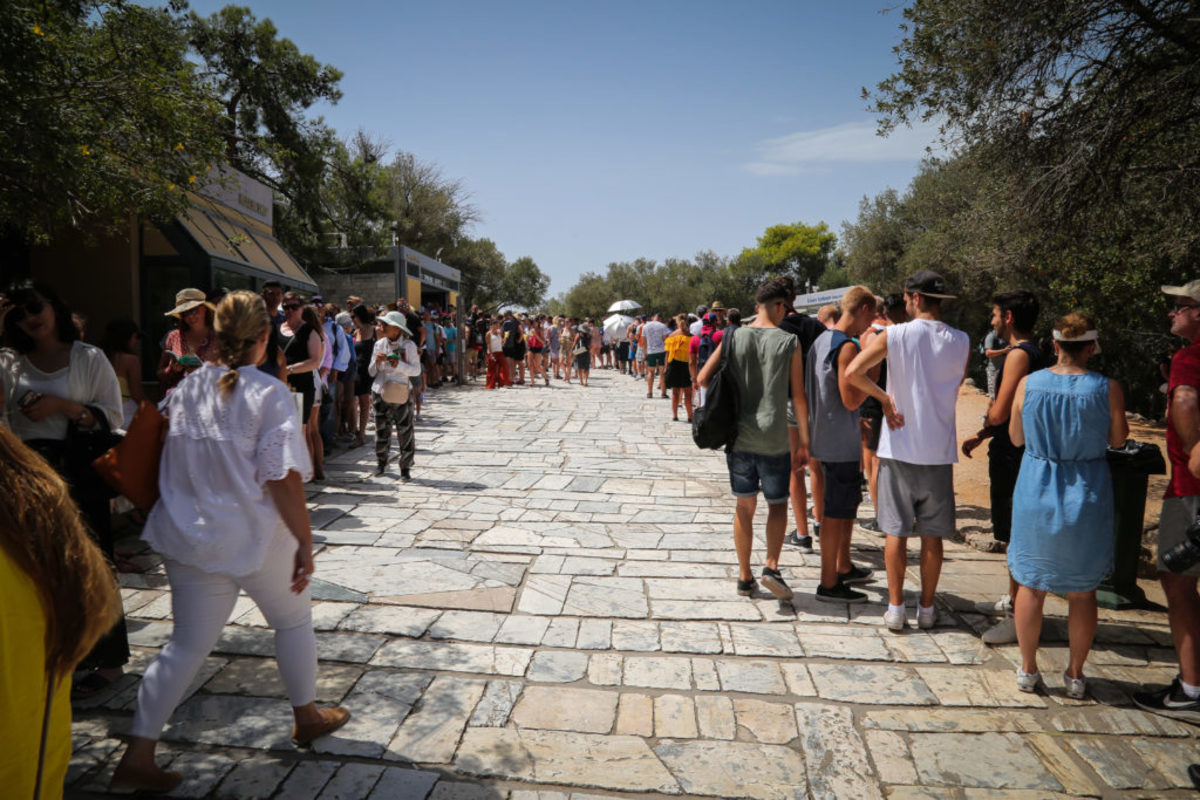 Ακρόπολη… ταλαιπωρίας! Ουρές λόγω καύσωνα και ωραρίου! [pics]
