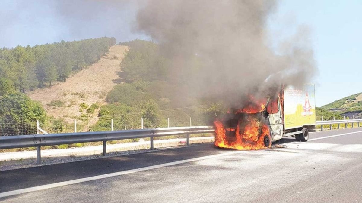 Έβρος: Θρίλερ στην Εγνατία Οδό με φλεγόμενο φορτηγό – Η στιγμή που πιάνει φωτιά – Γλίτωσε ο οδηγός [pics]
