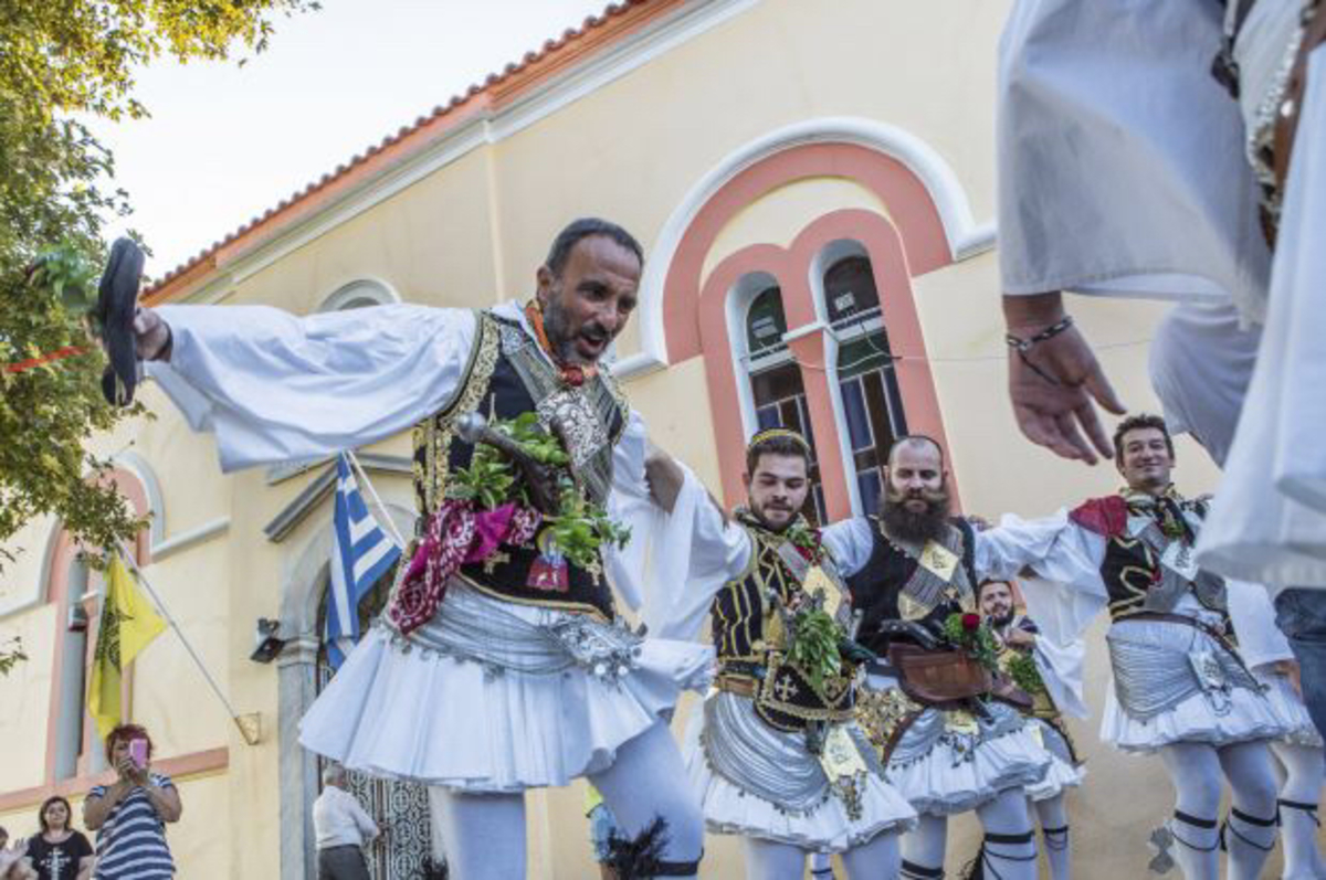 Αμοργός: Ντύθηκε… τσολιάς ο Νίκος Αλιάγας και χόρεψε τσάμικο! [pic]