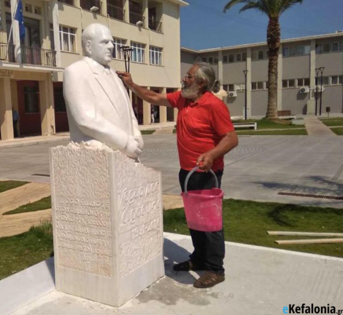 Κεφαλονιά: Αυτός είναι ο αδριάντας του Γεράσιμου Αρσένη – Οι πρώτες εικόνες πριν τα αποκαλυπτήρια [pics]