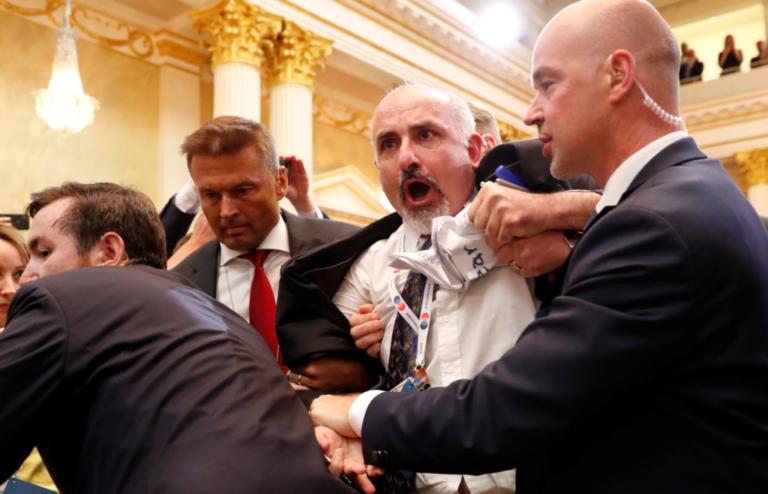 Τραμπ - Πούτιν: Διαδηλωτής "τρύπωσε" στη συνέντευξη Τύπου! Τον έβγαλαν... σηκωτό - video