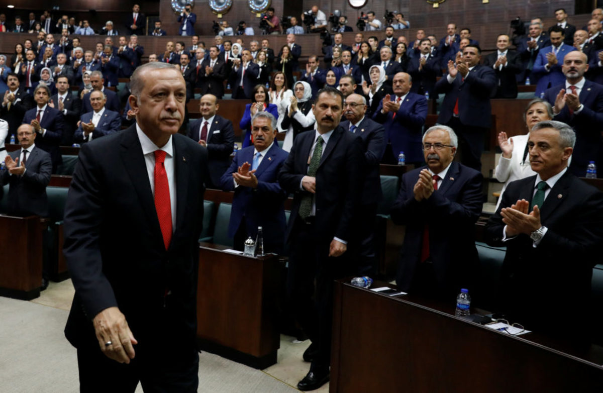 Τουρκία: Οι επιλογές Ερντογάν “βυθίζουν” κι άλλο την οικονομία