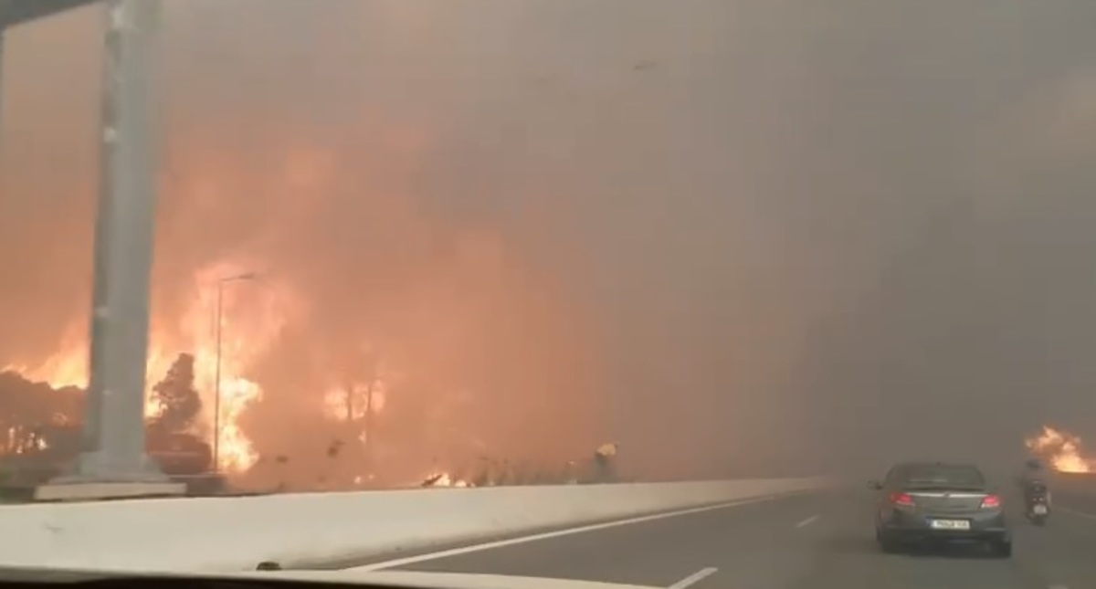 Φωτιά στην Κινέτα: Έκλεισε η Εθνική οδός αλλά και ο Προαστιακός! Συγκλονιστικό video - Αυτοκίνητο περνάει μέσα από τις φλόγες