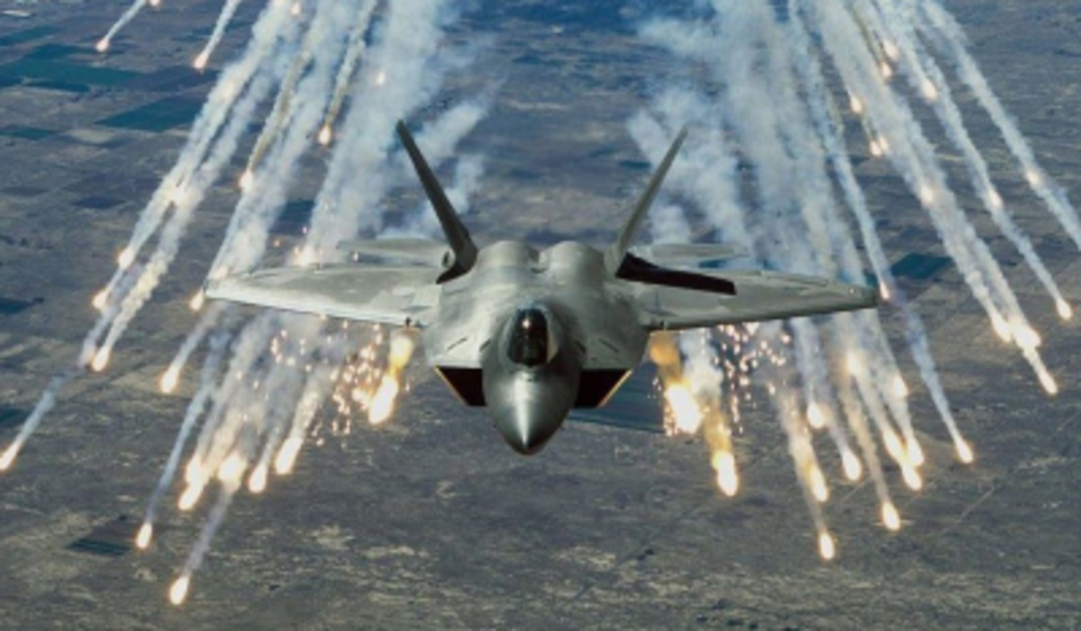 F-22: Ο απολυτός «τρόμος» των αιθέρων – Το απαγορευμένο stealth μαχητικό των ΗΠΑ! [vid, pics]