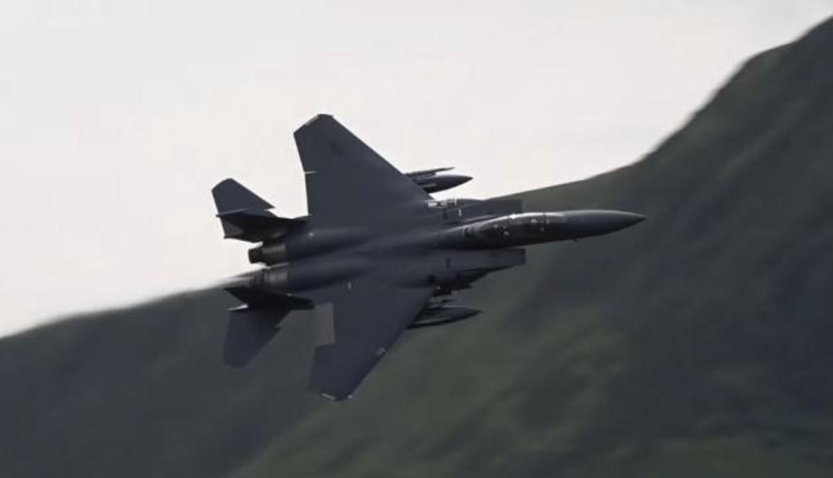 Μάγεψαν το κοινό οι Άγγλοι και Αμερικανοί πιλότοι με τις ριψοκίνδυνες πτήσεις και τους ελιγμούς! [vid]