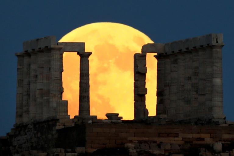 Δεν είναι φωτομοντάζ! Στιγμές αληθινής μαγείας από το "ματωμένο φεγγάρι" στην Ελλάδα και τον κόσμο! [pics]