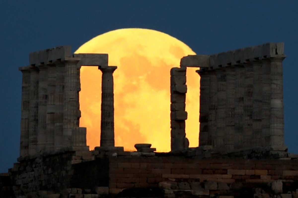 Στιγμές αληθινής μαγείας από το “ματωμένο φεγγάρι” στην Ελλάδα και τον κόσμο! [pics]