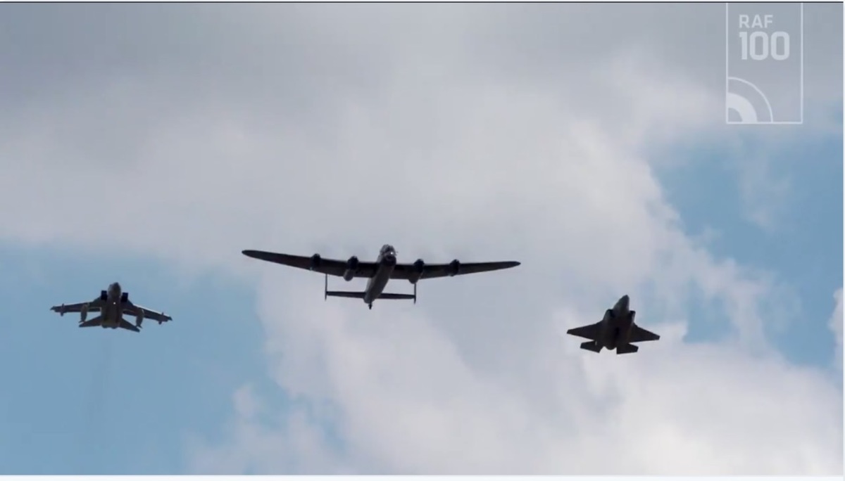 Ο σχηματισμός των πολεμικών αεροσκαφών που έσπασε τύμπανα και ράγισε καρδιές