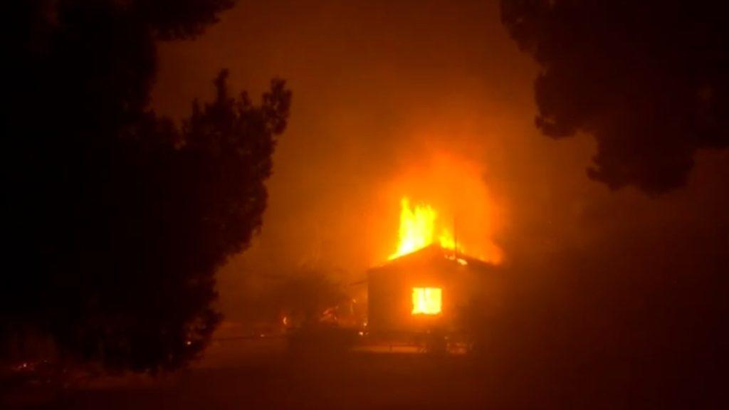 «Η φωτιά πήρε πολύ γρήγορα! Βγαίνω έξω και βλέπω το θηρίο! Βάλαμε την κόρη μου στο αυτοκίνητο…»