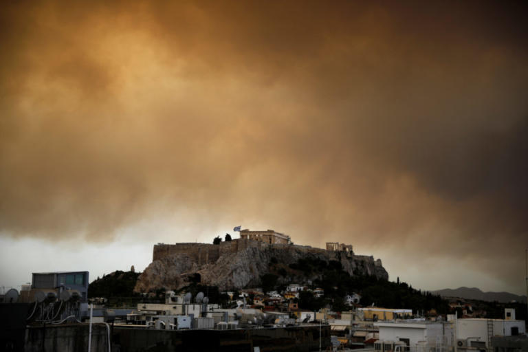 Φωτιά στην Κινέτα: “Πνίγεται” η Αθήνα, “χάθηκε” η Ακρόπολη – Απίστευτες εικόνες