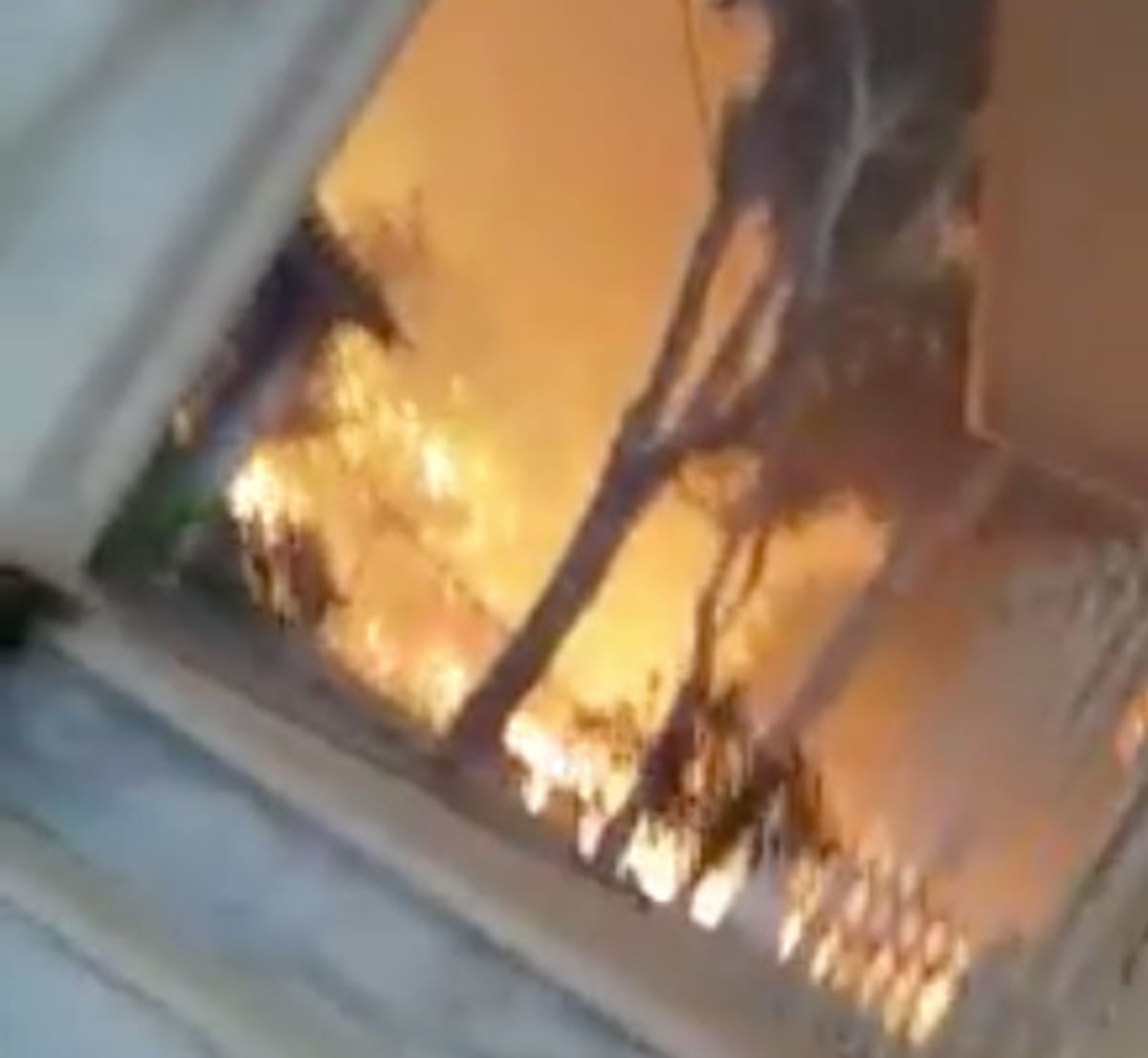 Φωτιά στο Μάτι: Το πιο σοκαριστικό βίντεο – Καταγράφει την φωτιά την ώρα που πλησιάζει το σπίτι του!