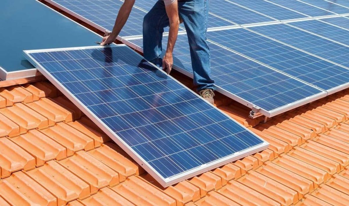 Πασίγνωστος ηθοποιός τοποθετούσε φωτοβολταϊκά και ο κόσμος νόμιζε ότι κάνει γύρισμα!