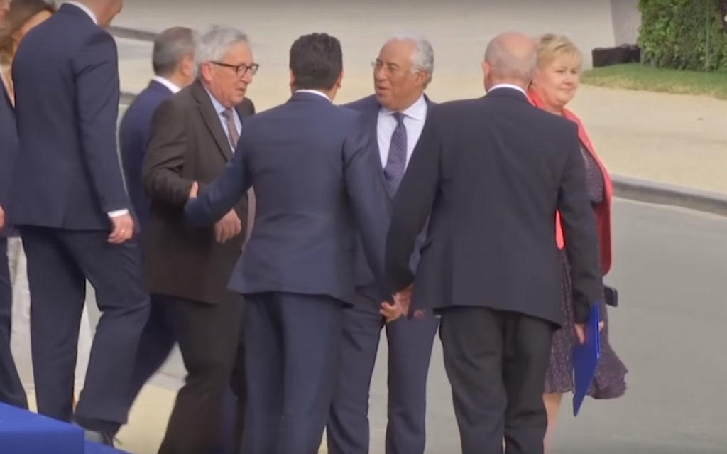 “Ντίρλα” ο Γιούνκερ στην σύνοδο του ΝΑΤΟ – Τον κρατάνε οι ηγέτες της Ε.Ε για… να περπατήσει – video
