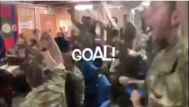 Μουντιάλ: Οι ξέφρενοι πανηγυρισμοί των Βρετανών στρατιωτών στο Ιράκ για την πρόκριση των “Λιονταριών”! [vids]