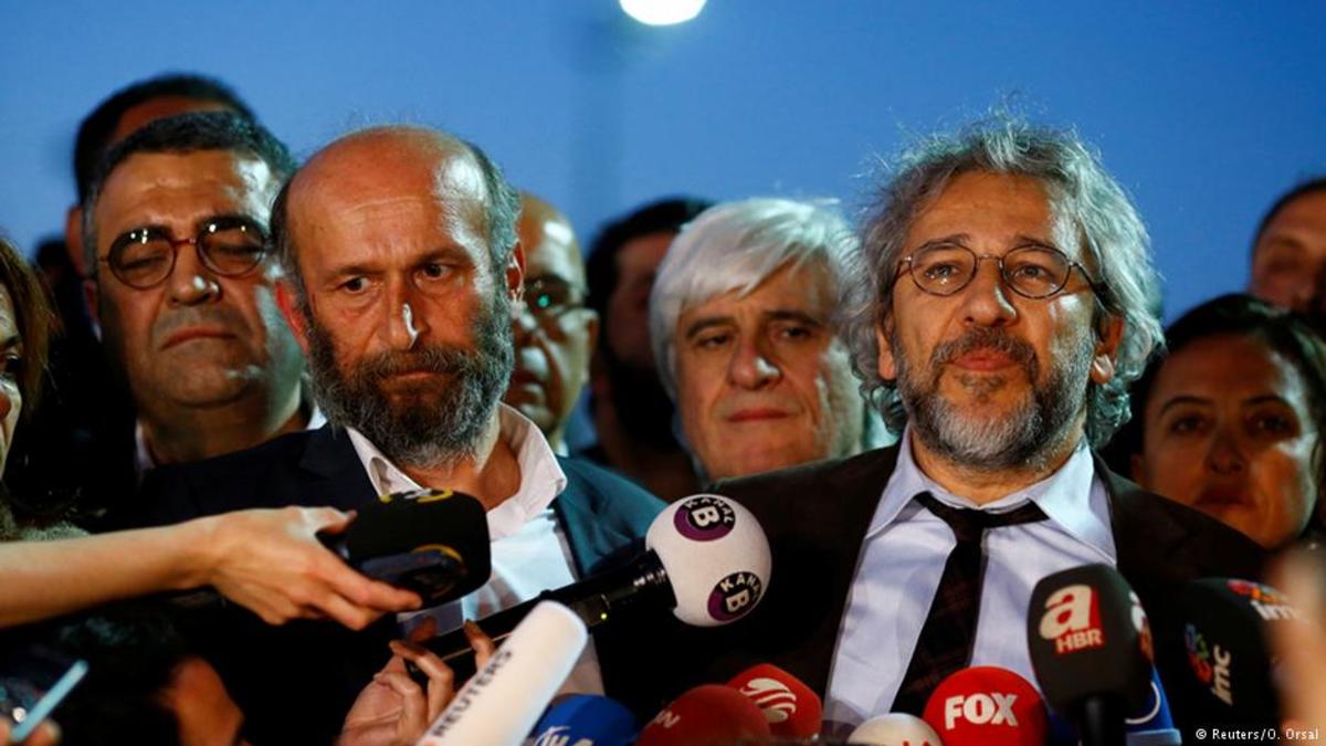 Αθωώθηκε ο δημοσιογράφος Ερντέμ Γκιούλ της “Cumhuriyet”