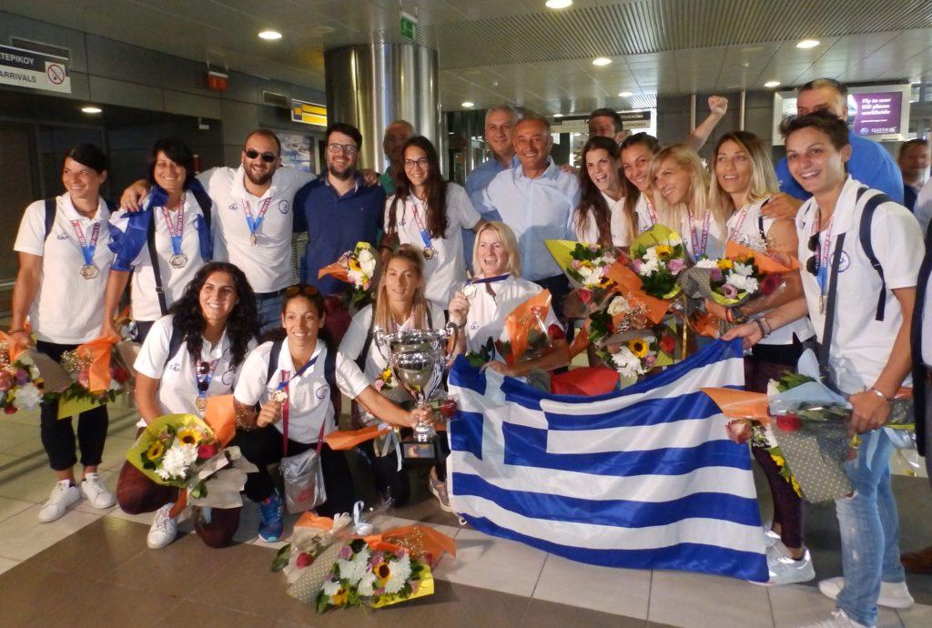 Επέστρεψαν τα “χρυσά” κορίτσια του ελληνικού χάντμπολ! Η υποδοχή των πρωταθλητών κόσμου