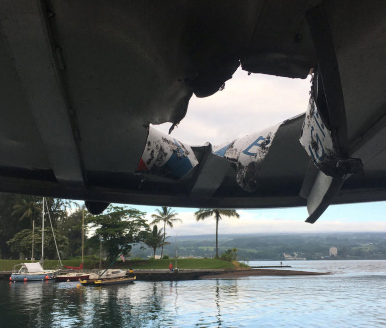 Απόλυτος πανικός! Η στιγμή που βόμβα λάβας χτυπάει τουριστικό σκάφος στην Χαβάη!