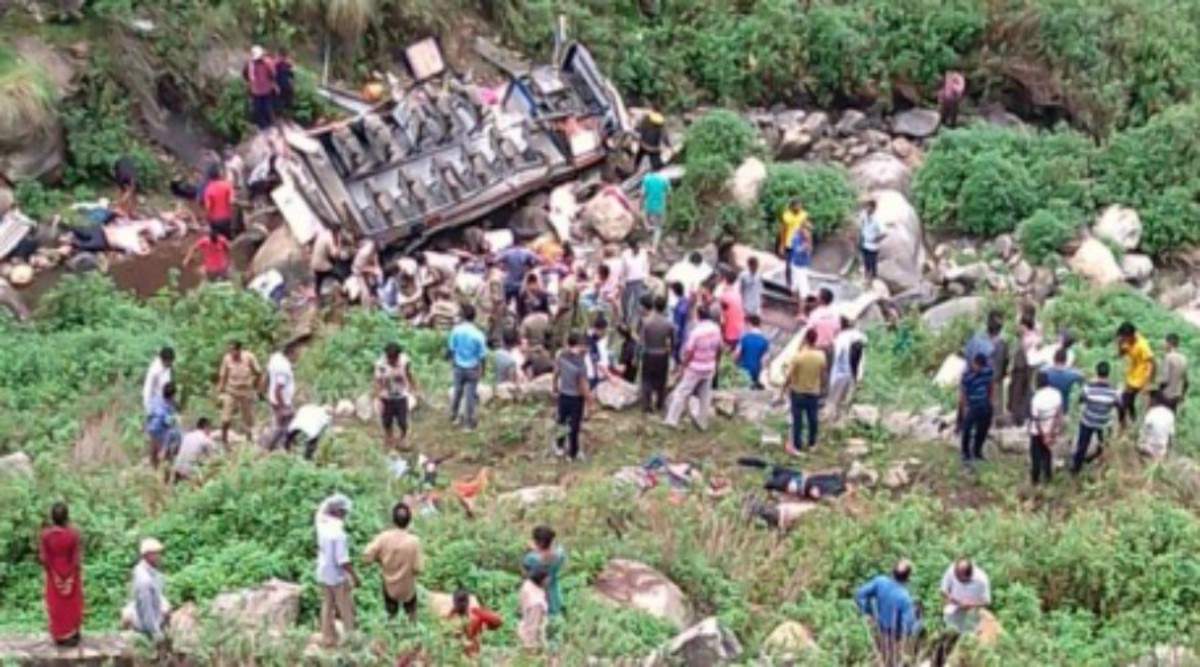 Ινδία: Αυξάνονται οι νεκροί από το σοκαριστικό δυστύχημα με το λεωφορείο [pics]