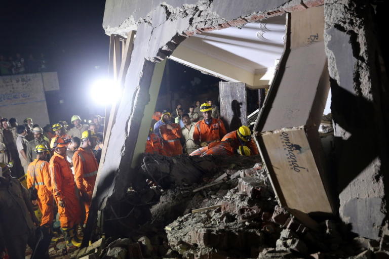 Εικόνες σοκ από την κατάρρευση κτιρίου στην Ινδία, δυο νεκροί – Φόβοι για δεκάδες παγιδευμένους [pics, vids]
