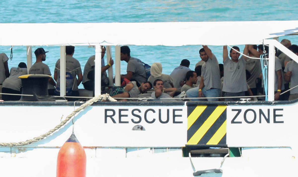 Εξήντα έξι μετανάστες μεταφέρονται στην Ιταλία! Απείλησαν το πλήρωμα του πλοίου για να μην γυρίσουν στην Λιβύη