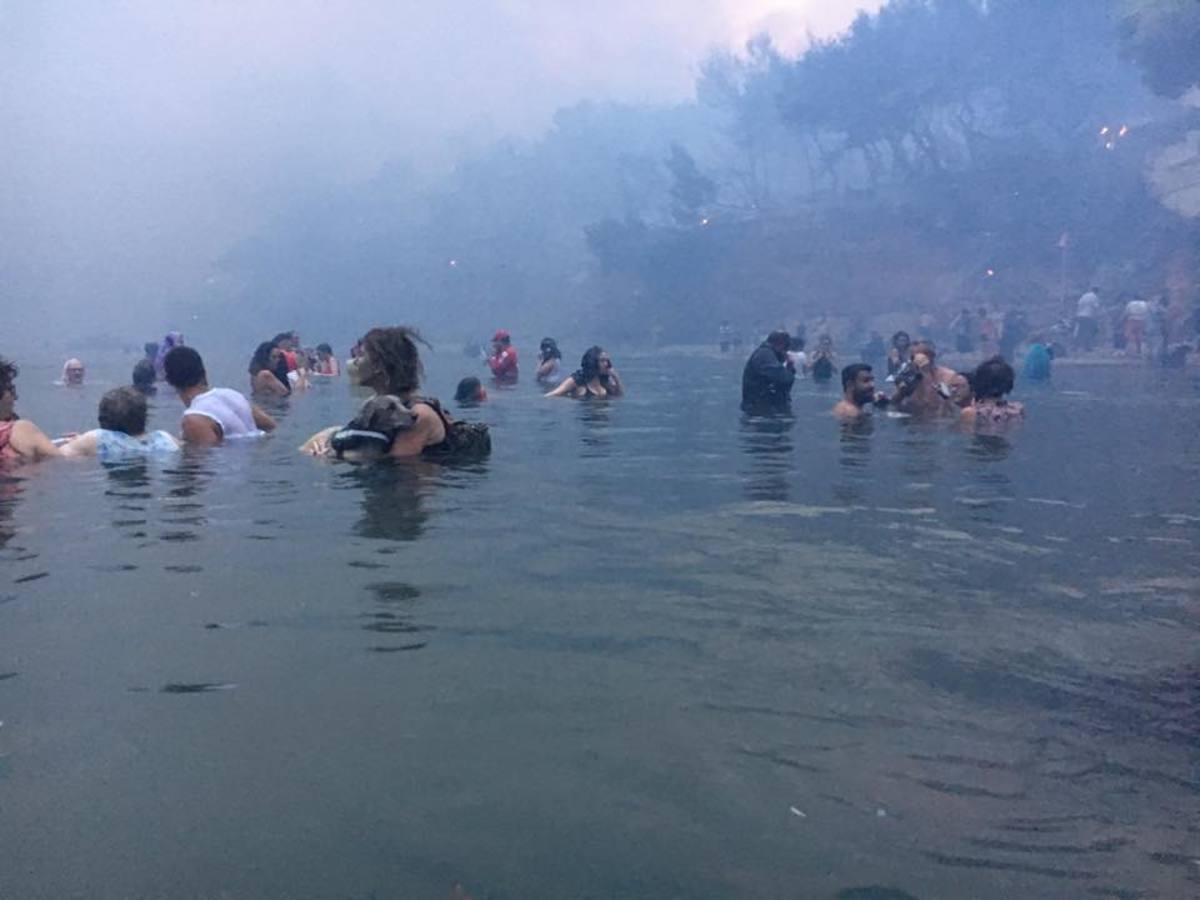 Εικόνες Αποκάλυψης στο Μάτι! Ντοκουμέντα μέσα από την κόλαση – Άνθρωποι παλεύουν να σωθούν