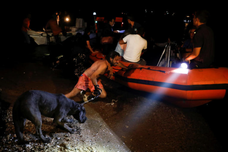 Φωτιά στη Ραφήνα: Απεγκλωβίστηκαν 689 άνθρωποι από τις ακτές