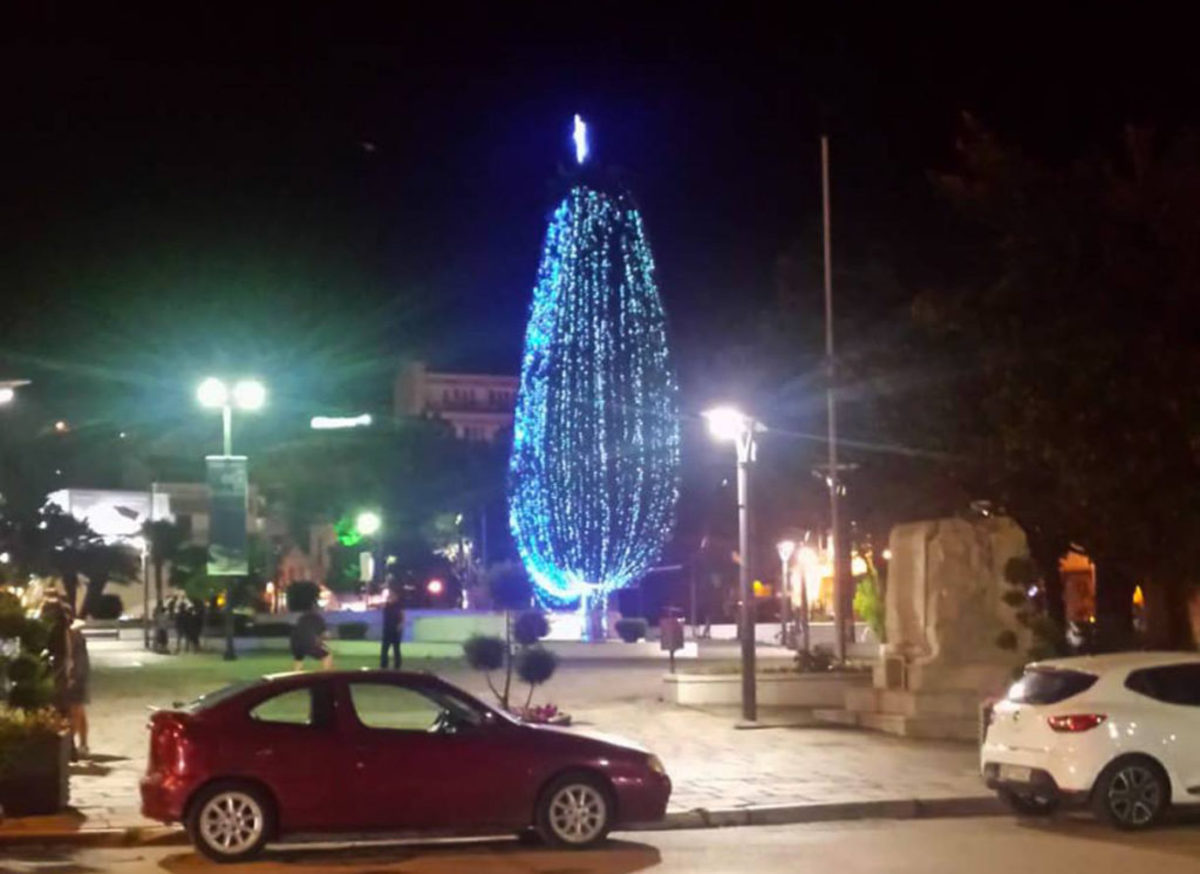 Και καλή χρονιά! Άναψαν τα φώτα στο χριστουγεννιάτικο δέντρο στην Καβάλα [pic]