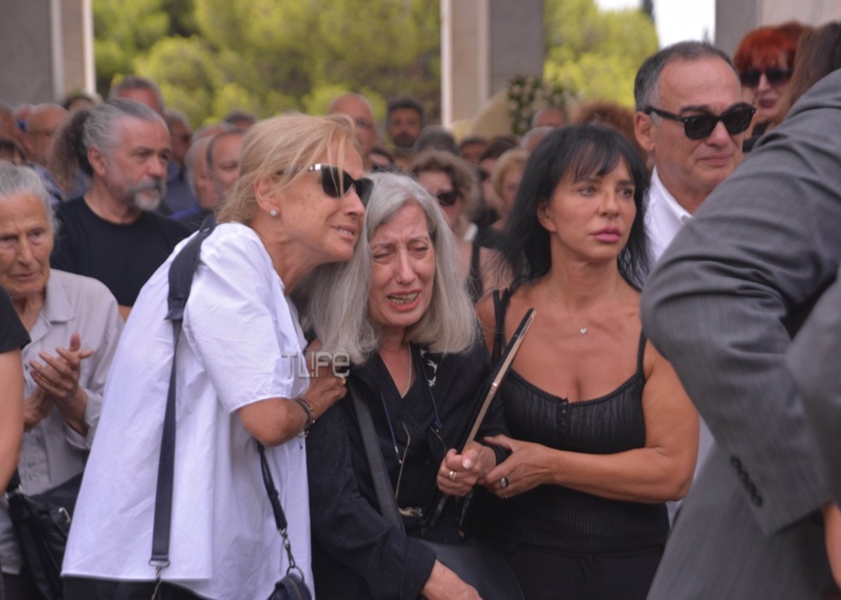 Μάνος Ελευθερίου: Ο σπαραγμός της αδερφής του στην κηδεία [pics]