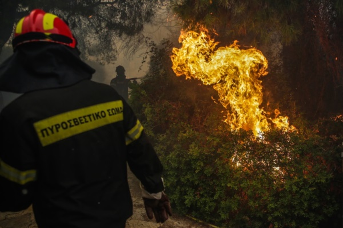 Η αποτύπωση του εφιάλτη! Συγκλονιστικές εικόνες από την φωτιά που μαίνεται στην Κινέτα