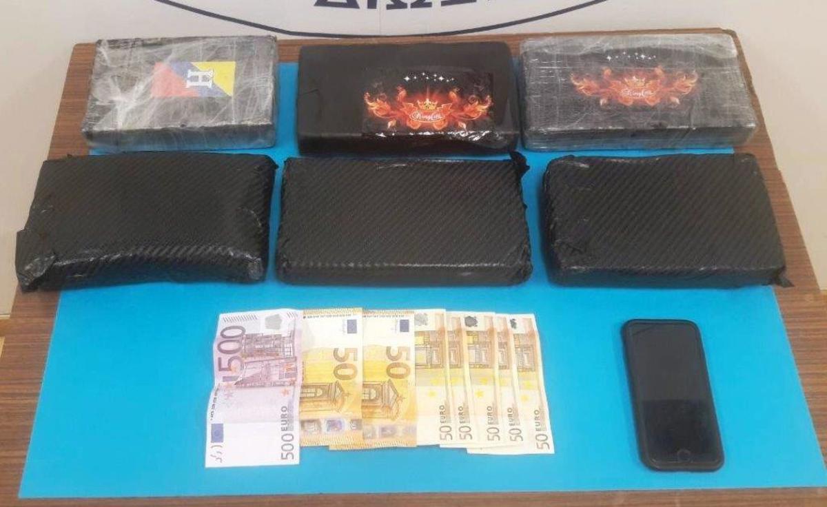 Σύλληψη για ναρκωτικά στο Ελ. Βενιζέλος – Έκρυψε 6,5 κιλά κοκαΐνη σε… αλεξίπτωτο! [pics]
