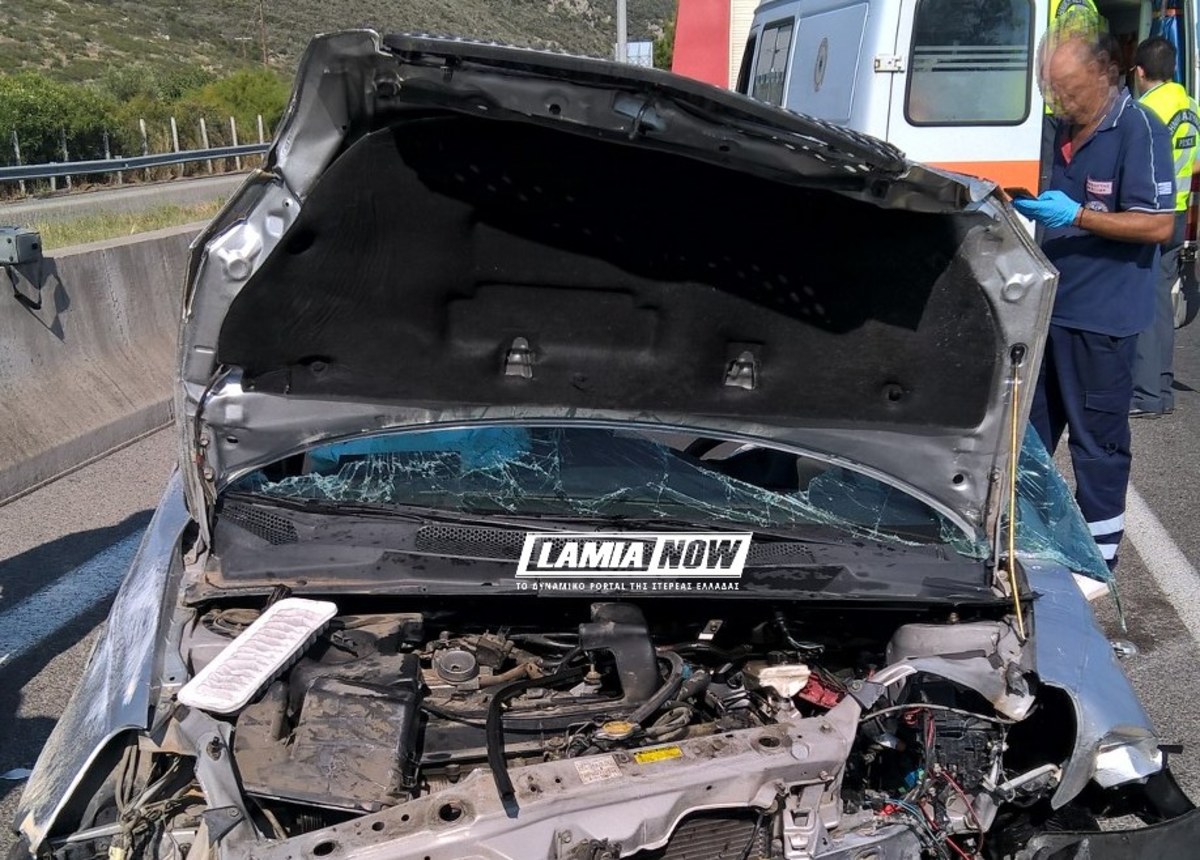 Λαμία: Απίστευτο! Βγήκε μόνο με γρατζουνιές από το αυτοκίνητο της που έκανε δυο τούμπες και έπεσε στην άσφαλτο [pics]