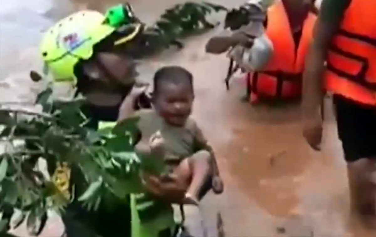 Ραγίζει καρδιές το κλάμα μωρού που σώζουν από βέβαιο θάνατο στο Λάος! video, pics