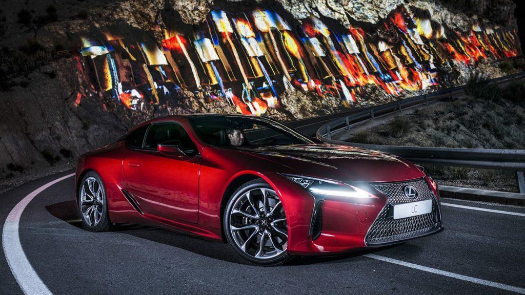 Η Lexus «προειδοποιεί» ότι η εποχή της ηλεκτροκίνησης έρχεται πριν την ώρα της