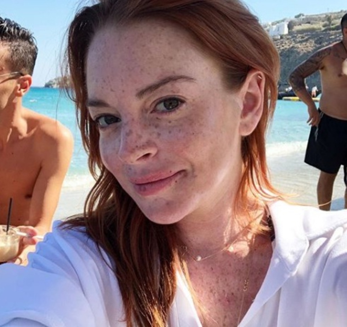 H Lindsay Lohan ντύθηκε… «χριστουγεννιάτικο δέντρο» σε βόλτα της στα Ματογιάννια της Μυκόνου! Video