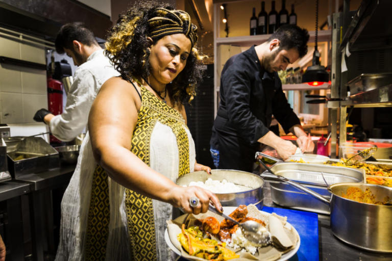 Γυναίκες σεφ πρωταγωνιστούν στο Φεστιβάλ Μαγειρικής Προσφύγων – video