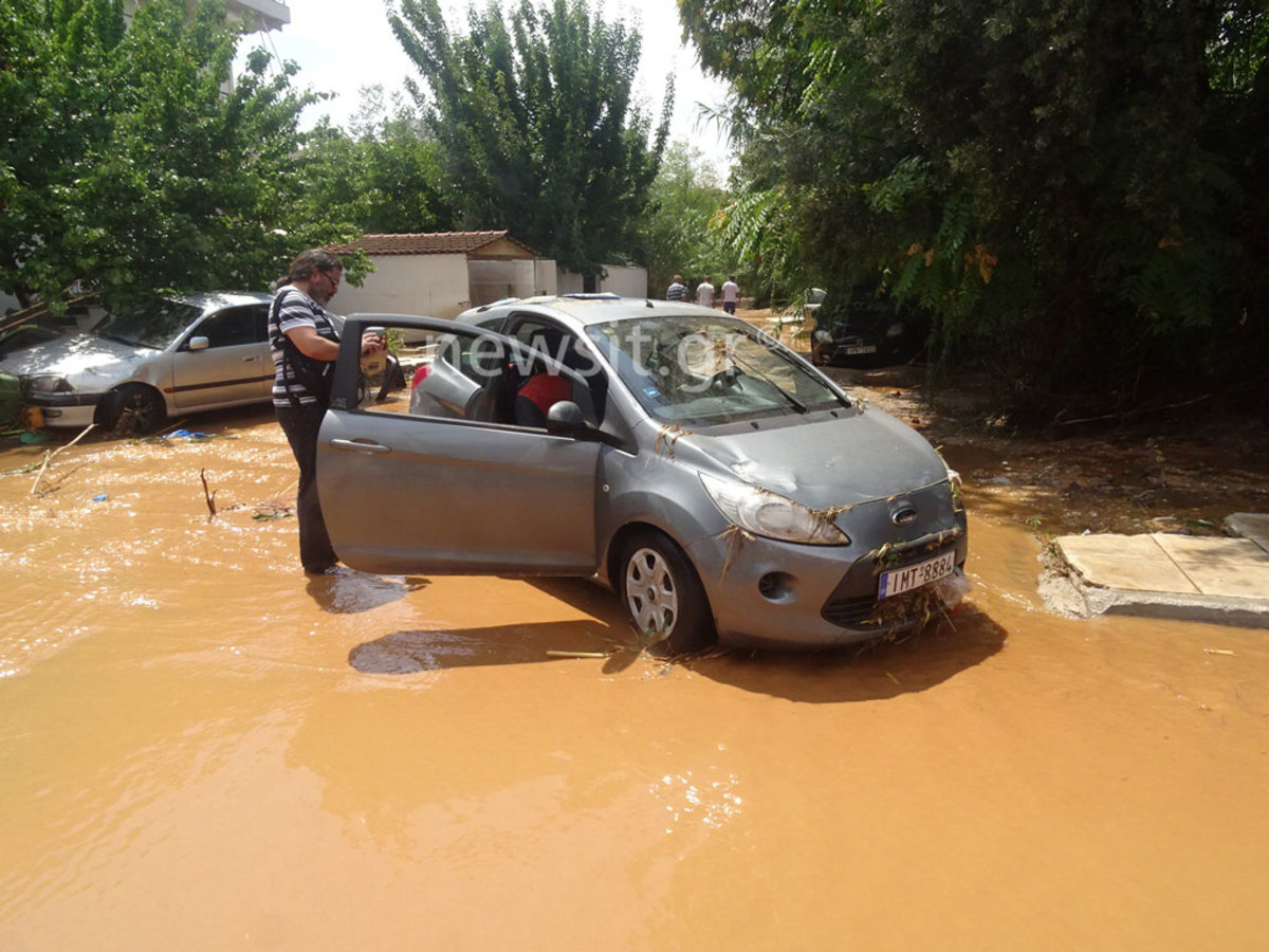Μαρούσι: “Βυθίστηκαν” αυτοκίνητα σε υπαίθριο πάρκινγκ