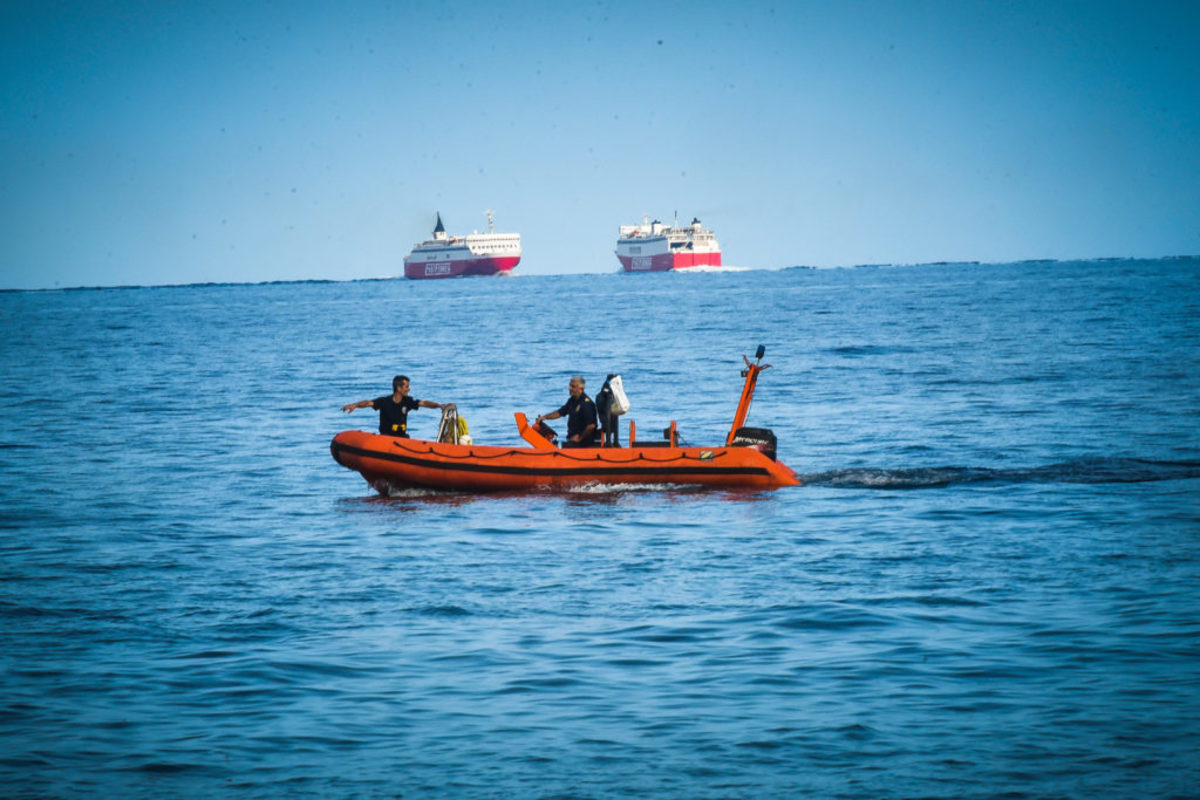 Σε γυναίκα ανήκει η σορός που βρέθηκε στη θάλασσα – Φέρει εγκαύματα – Υποψίες ότι πρόκειται για θύμα της πυρκαγιάς στο Μάτι