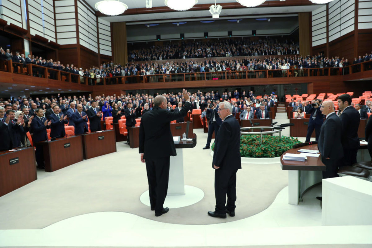 Ορκωμοσία Ερντογάν: Δώρο με… νόημα του “σουλτάνου” στους καλεσμένους του [pics]