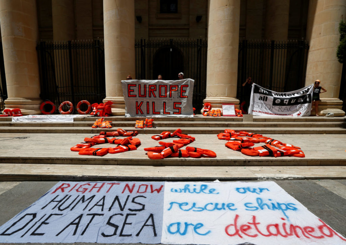 Ιταλία: Σε πλοίο της Frontex και σε μονάδα της ακτοφυλακής οι 450 μετανάστες που αναζητούν “φιλόξενο” λιμάνι
