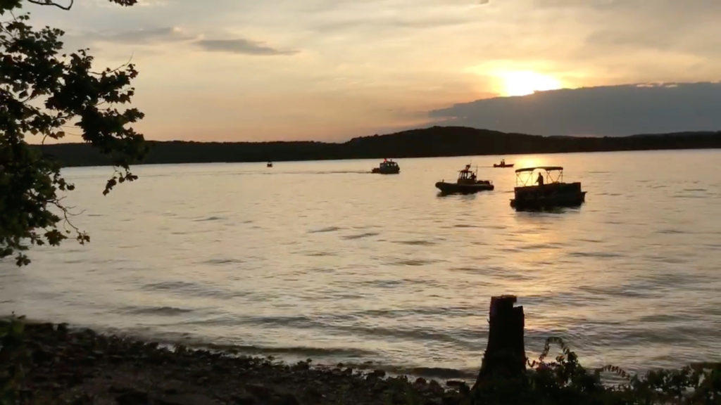Τραγωδία στο Μιζούρι – Βάρκα ανατράπηκε σε λίμνη, 11 νεκροί – video