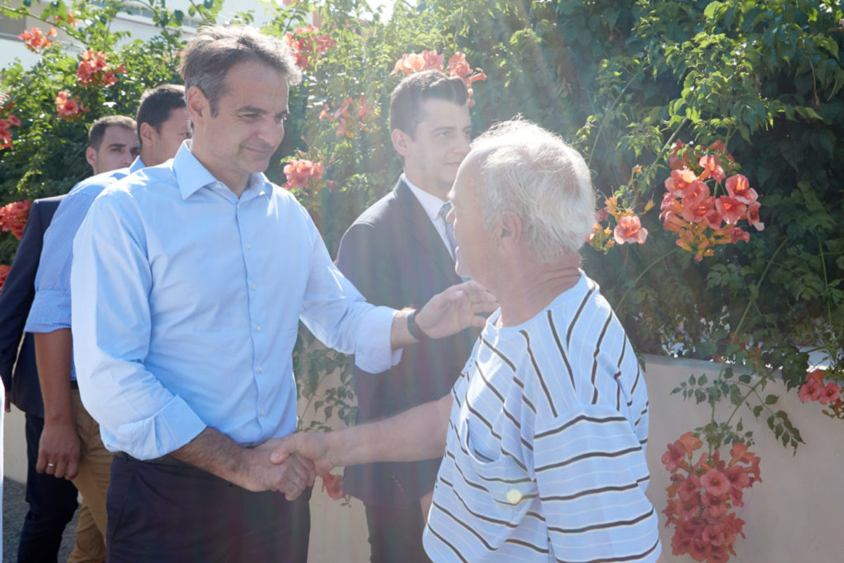 Ο Κυριάκος Μητσοτάκης στην Κρήτη: Χαμόγελα, αγκαλιές και ρακές [pics]