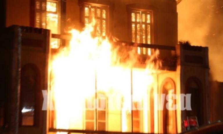 Στις φλόγες το Πολεμικό Μουσείο στα Χανιά – Ολοκληρωτική καταστροφή – Εικόνες σοκ! video